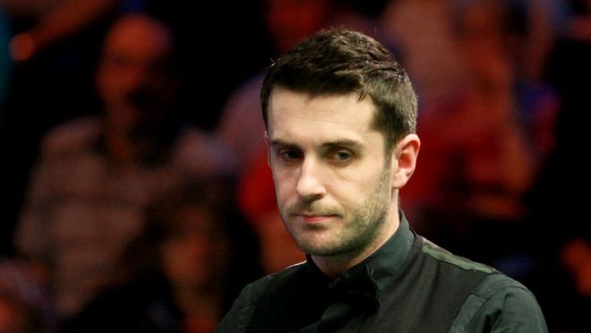 紧跟时事，韩国艺人在热刺vs纽卡看台模仿酷玩乐队观众出轨