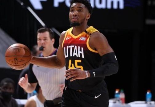 男子用手套自制钓鱼手势浮漂，看到“OK”就表示鱼已咬钩浮漂